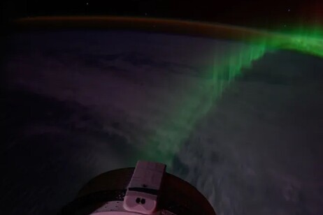 La capsula Starliner e sullo sfondo un'aurora, fotografate dalla Stazione Spaziale Internazionale  (fonte: NASA/Matt Dominick)