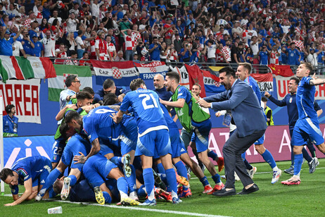 Itália comemora empate que garantiu classificação no último lance