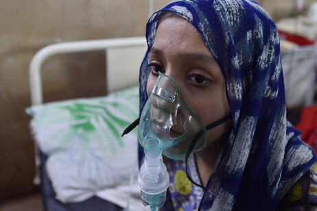 Mulher internada por efeitos de onda de calor em Karachi, no Paquistão