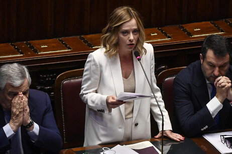 Giorgia Meloni entre os vice-premiês Antonio Tajani e Matteo Salvini