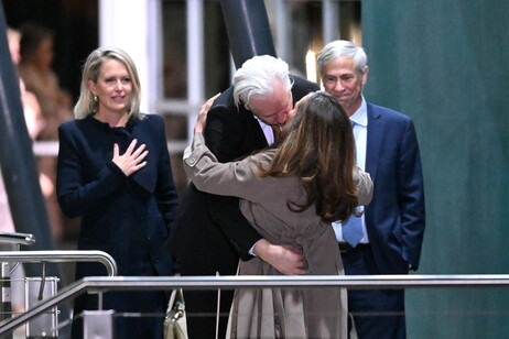 Julian Assange beija sua esposa, Stella, ao chegar em Camberra