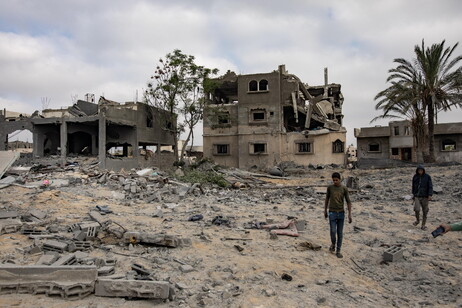 Dos niños palestinos en la desolación de Gaza bombardeada