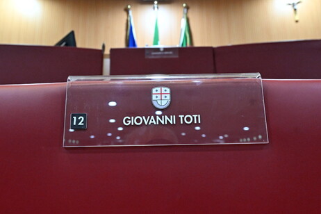 Cadeira de Toti no conselho regional da Ligúria