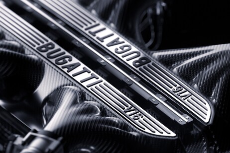 Bugatti: il 20 giugno arriva la nuova hypercar ibrida