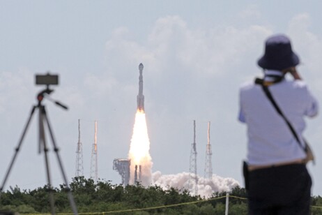 A missão da empresa, que levou pela 1ª vez astronautas ao Espaço, ocorreu após um ano de atraso