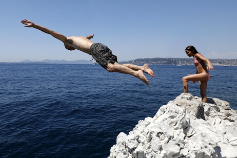 Homem mergulha no Mediterrâneo em Antibes, sul da França
