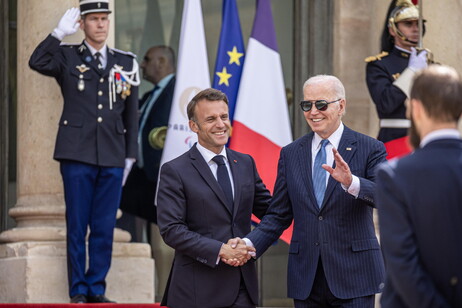 Biden e Macron se reúnem em Paris