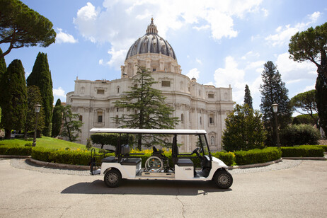 Exelentia consegna al Vaticano una navetta elettrica 8 posti