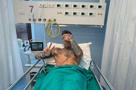 Foto publicada por Fedez em cama de hospital em Milão