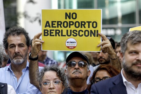 Protesto contra intitulação de Aeroporto de Malpensa com nome de Berlusconi