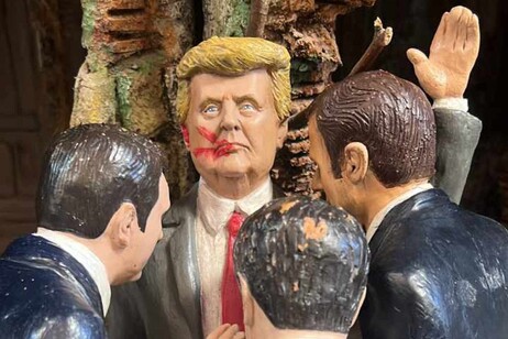 Nella via dei presepi di Napoli la statuina di Trump sanguinante