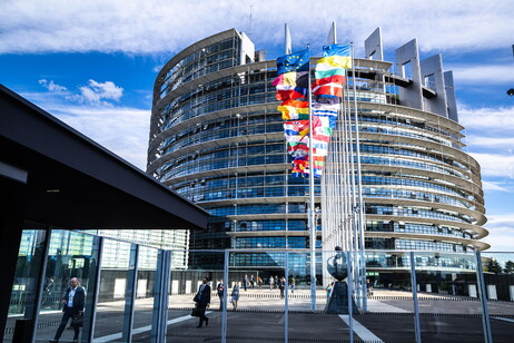 El Parlamento Europeo en Estrasburgo, menos mujeres y menos bancas