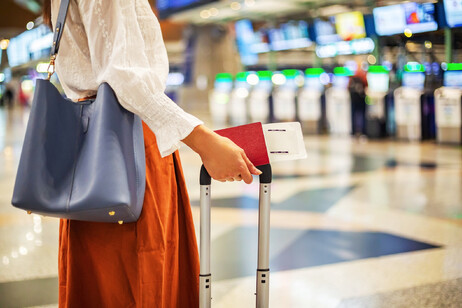 Una donna al gate di un aeroporto foto iStock.