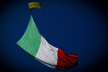 Paraquedista com bandeira italiana em Nápoles, sul do país