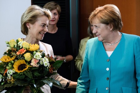 Urusla von der Leyen junto a Angela Merkel en una imagen de archivo