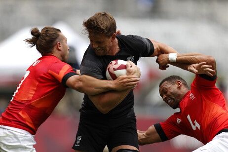 Rugby Scott Curry (C) of New Zealand in action against Dan Norton (R) and Dan Bibby (L) of Great Bri
