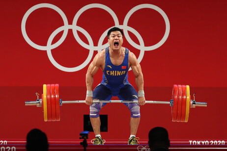 Sollevamento pesi Xiaojun Lyu of China competes in the men's  81kg category group A during the Weigh