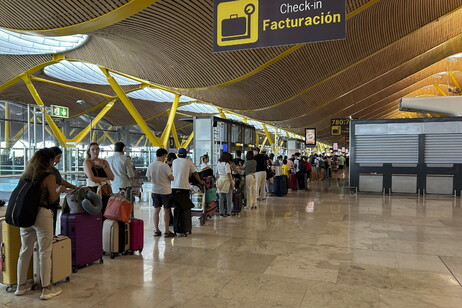 Fila no Aeroporto de Barajas, em Madri, em meio a pane cibernética