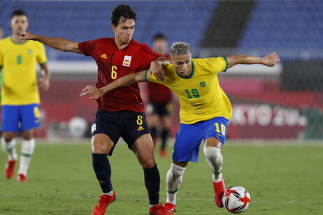 Richarlison (L) of Brazil in action against Marthin Zubimendi (R) of Spain