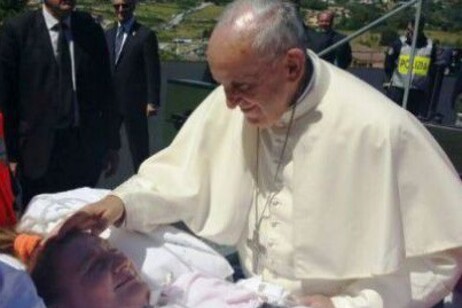 El papa Franciaco brindando la unción de los enfermos (ANSA)
