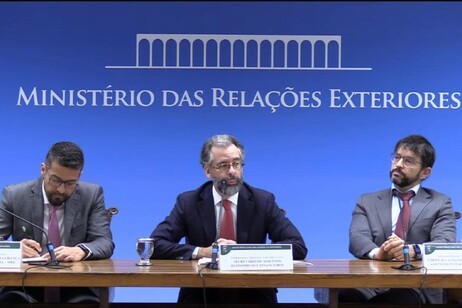 Mauricio Carvalho Lyrio (centro) detalhou solução encontrada pelo Brasil para evitar impasses