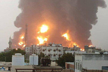 Incêndio após bombardeio israelense em Hodeida, no Iêmen
