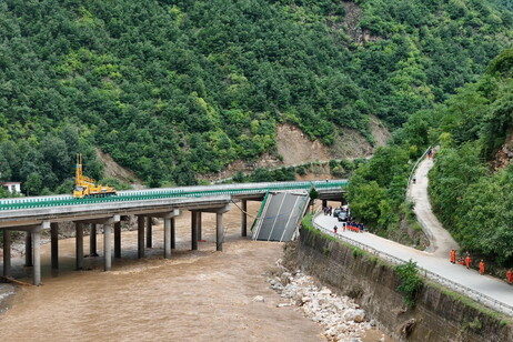 Parte de ponte foi derrubada por dilúvio na China