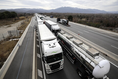 Un proyecto que sacará a unos 10 mil camiones de las rutas al año
