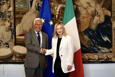 La premier italiana con el nuevo presidente del Consejo Europeo, Antonio Costa.