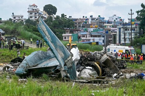 Destroços de avião em Katmandu, capital do Nepal