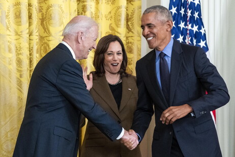 Kamala Harris entre Joe Biden e Barack Obama na Casa Branca