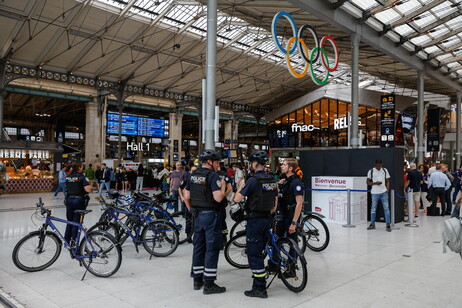 Policiais patrulham a estação Gare du Nord, em Paris, que recebe as Olimpíadas até 11 de agosto