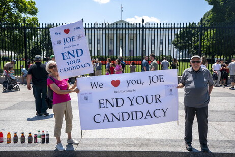 Manifestantes diante da Casa Branca pedem desistência de Biden