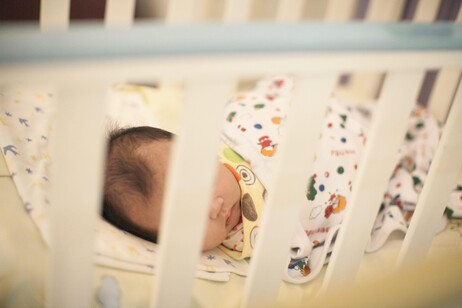 Un bambino in culla in una foto d'archivio