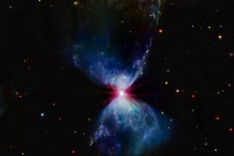 Fuegos artificiales cósmicos emitidos por una estrella en formación a 460 años luz de la Tierra (fuente: NASA, ESA, CSA, STScI)