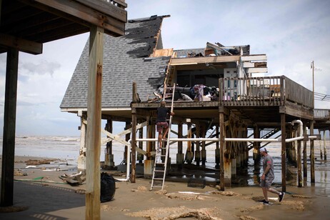 Destruição provocada por furacão em Surfside Beach, no Texas