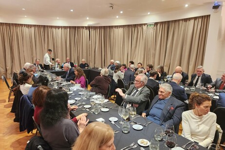 Un momento de la disertación del economista en el Círculo Italiano de Buenos Aires.