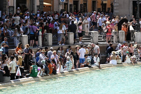 Turistas se aglomeram na Fontana di Trevi, centro histórico de Roma