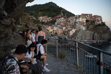 Turistas visitam Cinque Terre para conhecer 'Via do Amor'