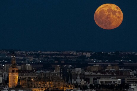 La luna llena de Esturión