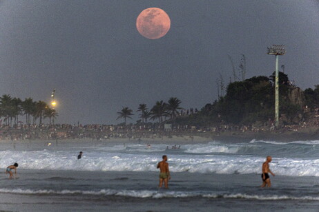 Impacto de meteoritos na superfície lunar levou à formação da atmosfera do astro