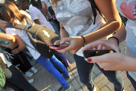 Los celulares ya están prohibidos en las escuelas hasta octavo grado, incluso con fines educativos.