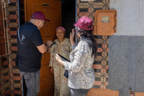 I rilevatori del censimento di settembre in Marocco mentre raccolgono dati porta a porta