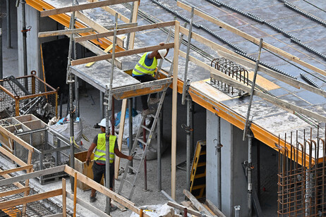 Operários em canteiro de obras em Gênova, noroeste da Itália