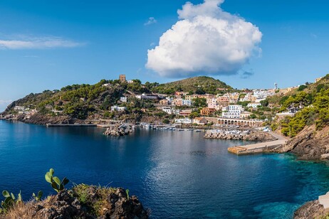 Otto artisti a Ustica per un progetto europeo sul mare