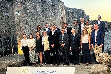 Delegação do G7 durante visita a Pompeia