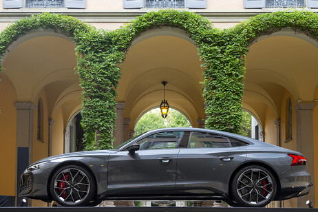 Audi RS e-Tron GT in passerella alla Milano Fahion Week 2024