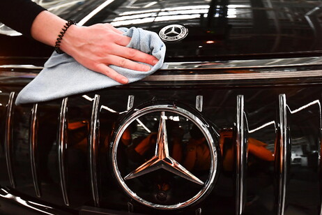 Mercedes stock falls after new profit warning