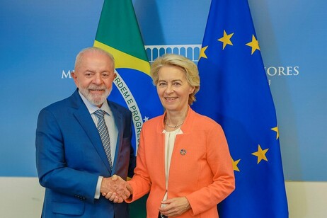 Lula e Ursula von der Leyen se cumprimentam em Nova York