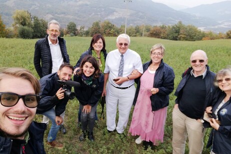 Letizia Sinisi com um grupo de ítalo-descendentes na Emilia-Romagna